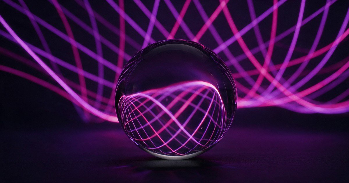 Esfera de vidro refrata linhas de luz roxa e magenta sobre uma superfície escura.